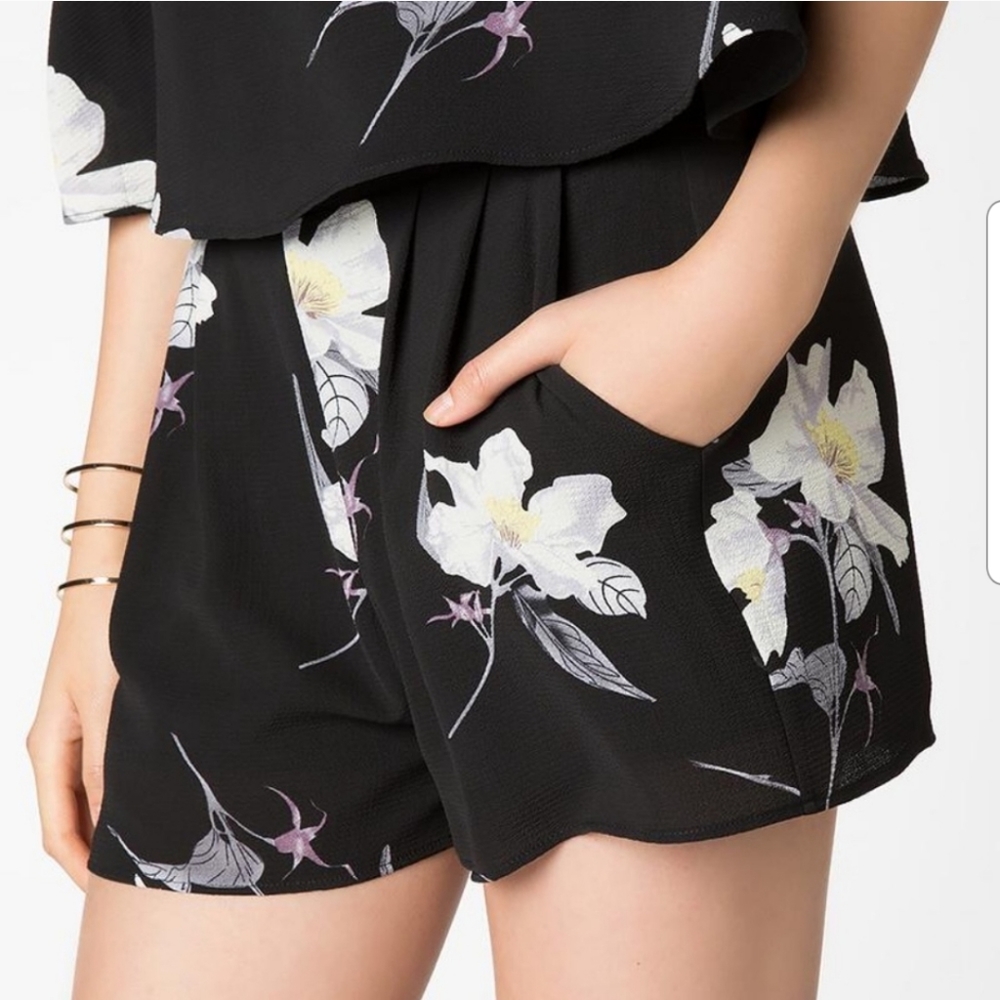 Francesca's Fiona Black Floral Shorts Pockets